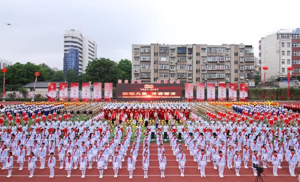 现场全体人员合唱《没有共产党，就没有新中国》 张俊芳 摄